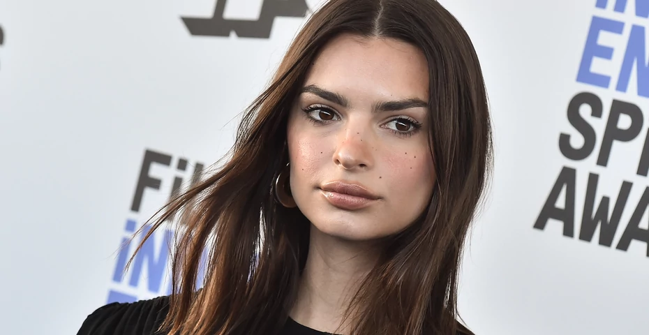 Emily Ratajkowski w wiśniowym płaszczu. Modelka kolejny raz pokazuje, jak stylizować największe trendy