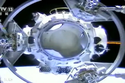 Tak cumuje kapsuła z astronautami do chińskiej stacji kosmicznej w trakcie budowy [WIDEO]