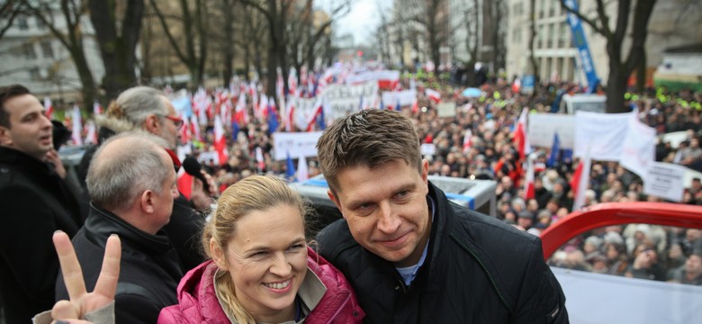 Politycy opozycji na marszu KOD. A narodowcy kompromitują się świńskim ryjem... ZDJĘCIA