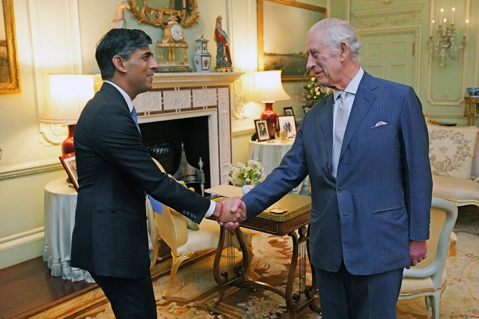 Britský kráľ Karol III. sa v stredu prvýkrát osobne stretol v Buckinghamskom paláci s britským premiérom Rishim Sunakom.