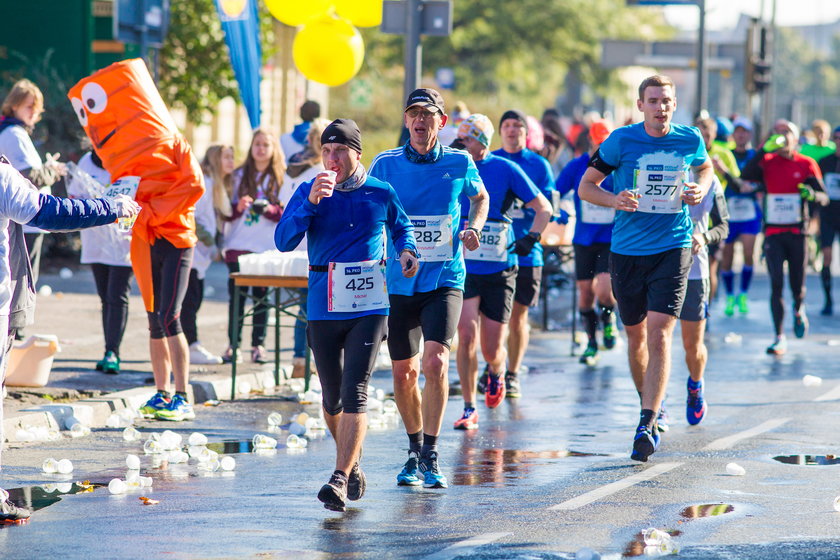 Emil Dobrowolski jako pierwszy dobiegł do mety 16. PKO Poznań Maratonu