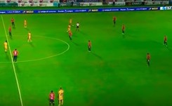 Piłkarze strajkowali w trakcie meczu. Rywale w tym czasie strzelili im dwa gole [WIDEO]