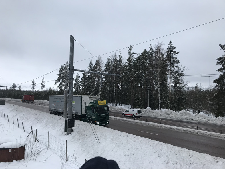 Hybrydowa Scania R450 na drodze E16 w Szwecji. Samochód w trybie elektrycznym i zasilaniu przez pantograf może jechać z prędkością do 90 km/h