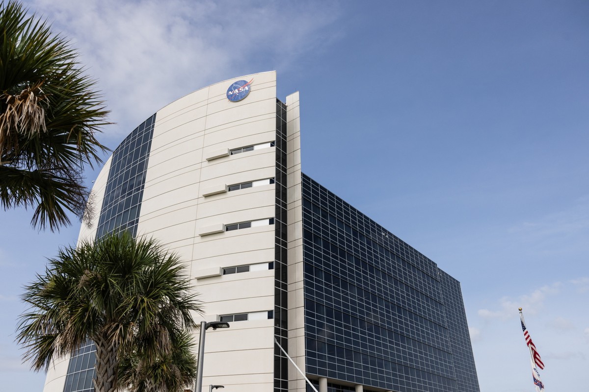 Cape Canaveral, Floryda, 09.06.2025. Budynek siedziby głównej Centrum Kosmicznego im. Johna F. Kennedy'ego na przylądku Canaveral na Florydzie, 9 bm. Kennedy Space Center jest jednym z najważniejszych ośrodków NASA, znanych głównie z realizacji misji załogowych, w tym historycznych lotów programu Apollo i startów misji SpaceX Crew Dragon. Z KSC rakieta Falcon 9 wyniesie na Międzynarodową Stację Kosmiczną kapsułę Dragon z załogą misji Ax-4, której członkiem jest Polak Sławosz Uznański-Wiśniewski. Start rakiety przełożono na 11 czerwca ze względu na niesprzyjające warunki pogodowe. (ls/amb) PAP/Leszek Szymański