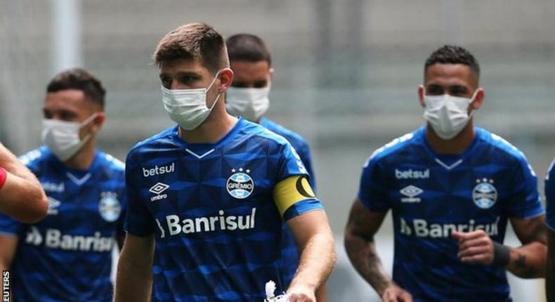 Gremio players wore masks in the build-up to the match against Sao Luiz