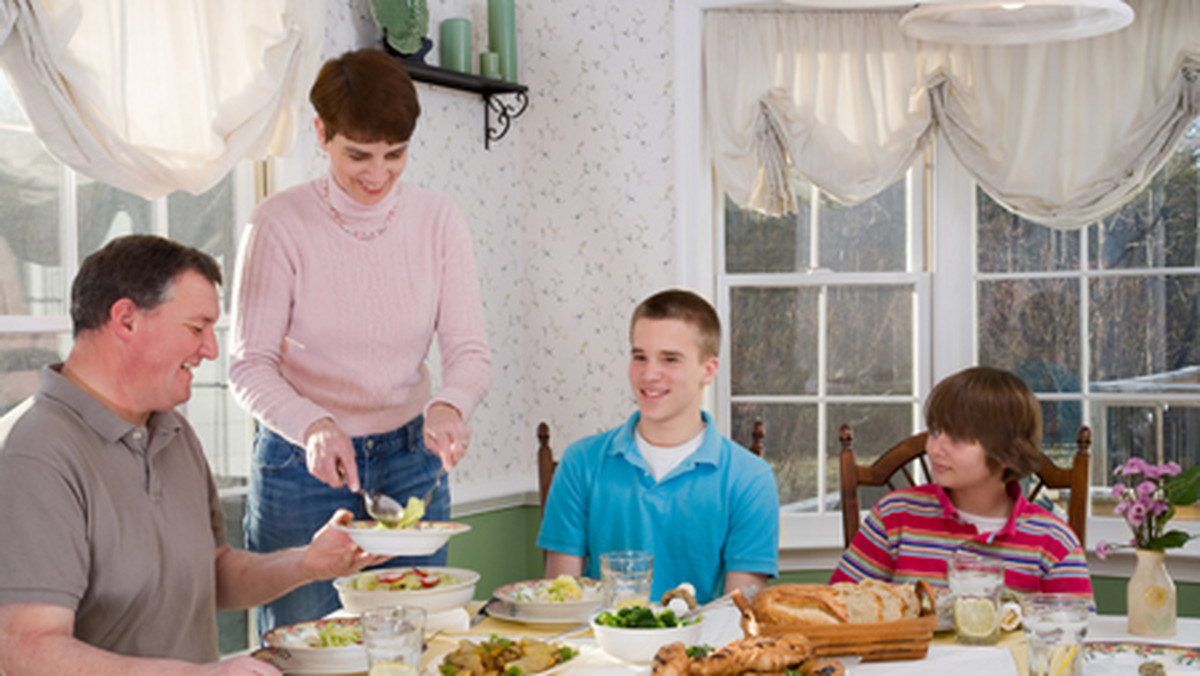 Nastolatkowie, którzy jedzą posiłki w towarzystwie rodziców, są w mniejszym stopniu narażeni na zaburzenia odżywiania.