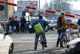 Przeszedł pod szlabanem, widzieli to policjanci. Zapłaci gigantyczny mandat