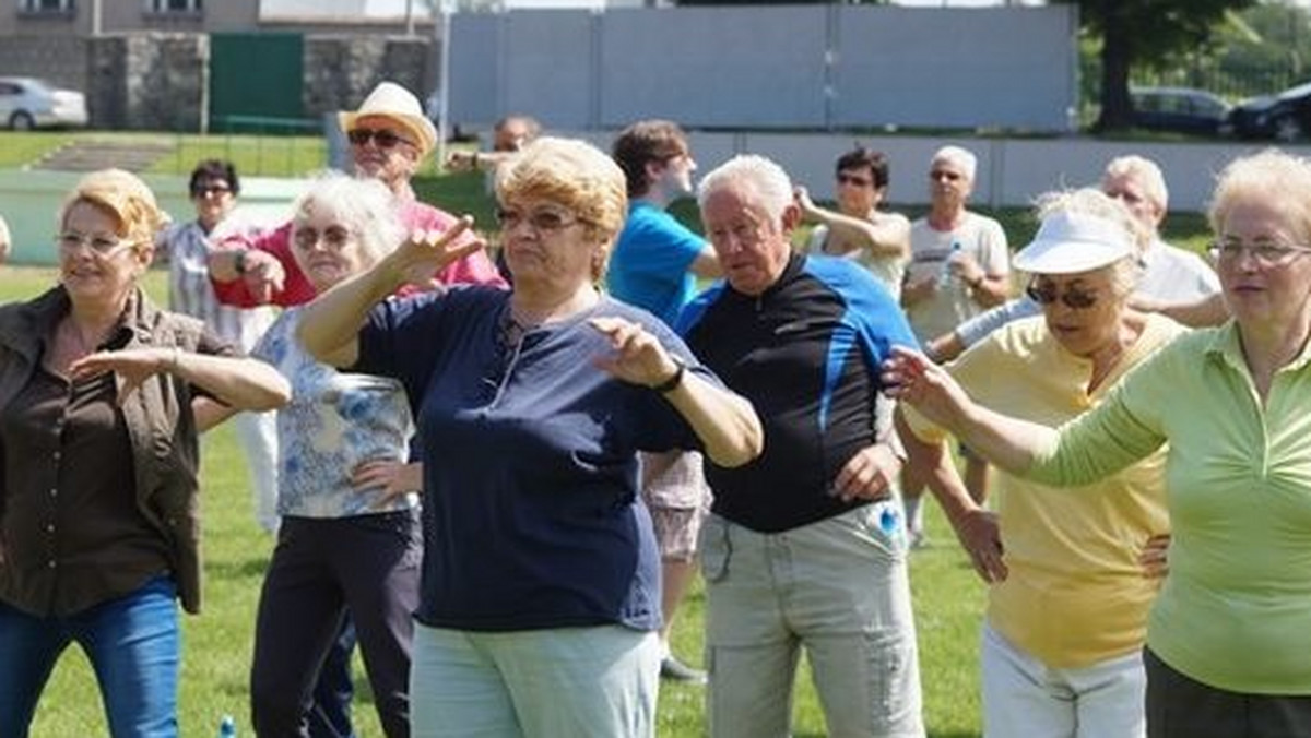 Dwa razy w miesiącu w niedziele opolscy seniorzy mogą spotykać się w parku na osiedlu im. Armii Krajowej, by wspólnie uczestniczyć w zabawach na świeżym powietrzu.