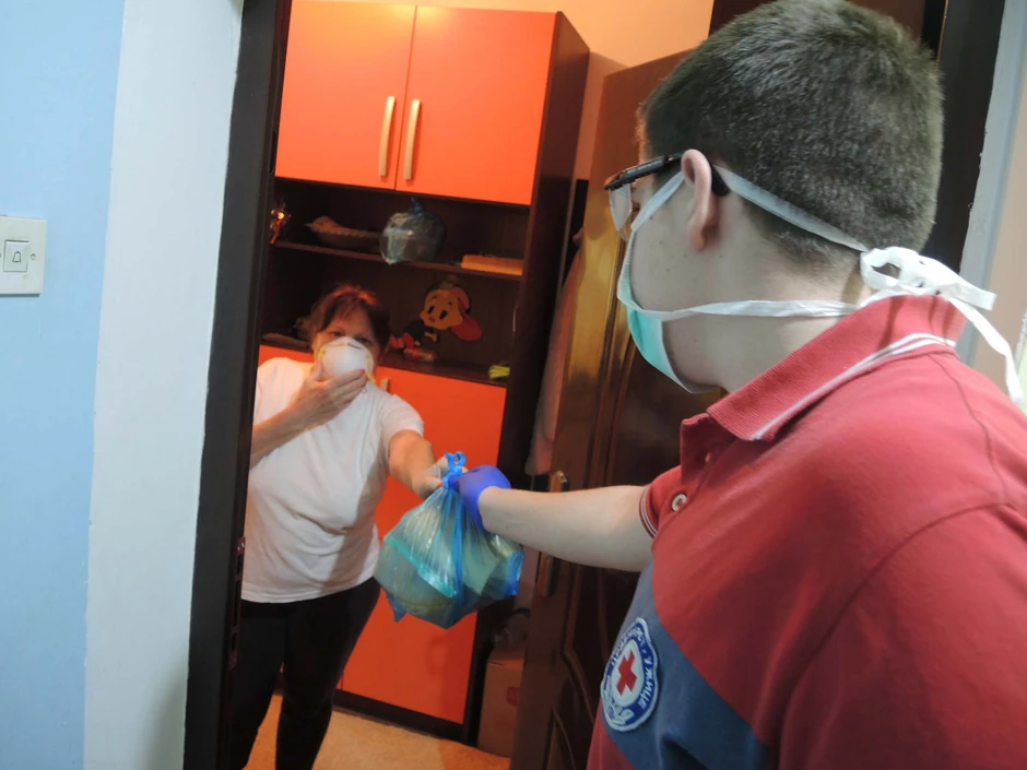 volonteri crvenog krsta donose hranu