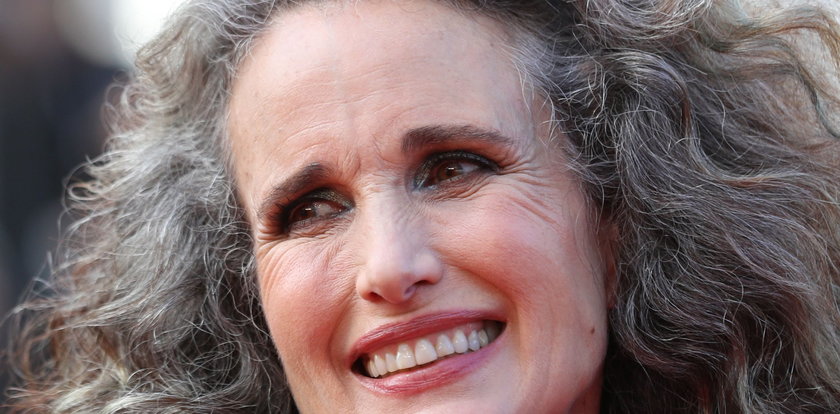 Andie MacDowell na czerwonym dywanie w Cannes. Gwiazda przykuła uwagę naturalną urodą