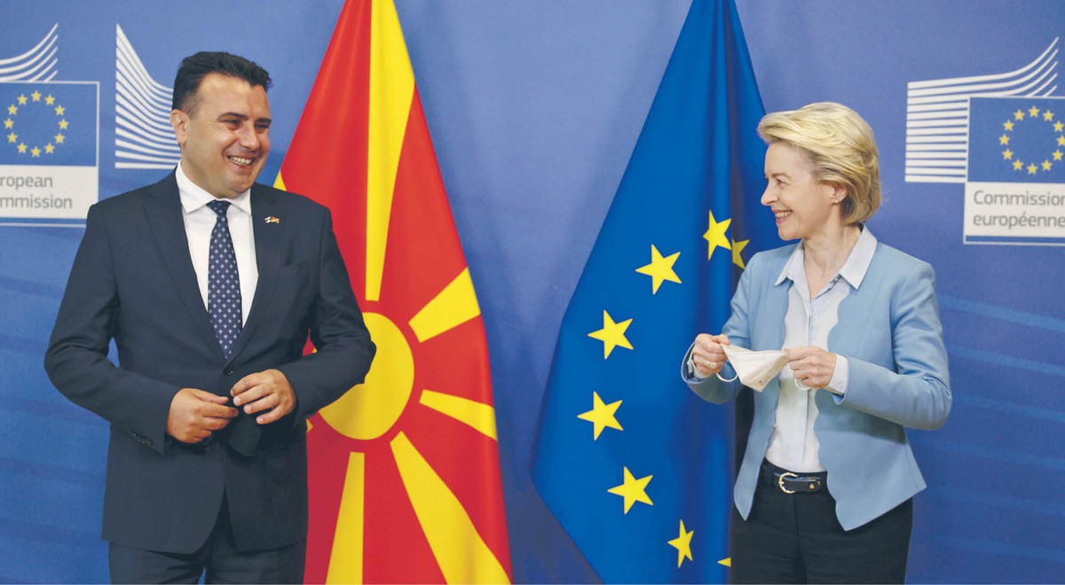 Ówczesny premier Macedonii Płn. Zoran Zaew i szefowa KE Ursula von der Leyen (2021 r.)