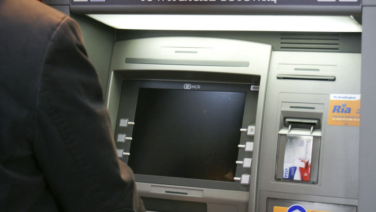 W połowie maja Euronet ma wprowadzić do swoich bankomatów nową funkcję - możliwość wypłaty banknotów euro - poinformowali we wtorek przedstawiciele firmy. W pierwszym etapie usługa zostanie uruchomiona w ponad 220 wybranych bankomatach na terenie Warszawy.