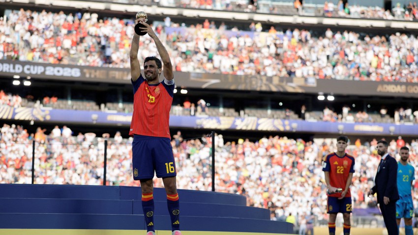 Rodri je u nedelju kao kapiten podigao najveći trofej u karijeri - Zlatnu boginju u dresu Španije | Foto: REUTERS/Evan Vucci