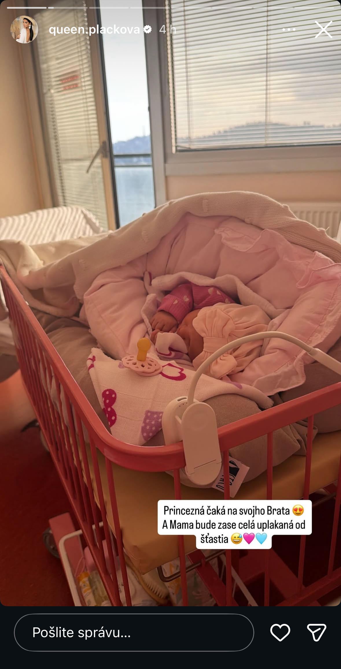 Plačkovej dcérka Ayana. 