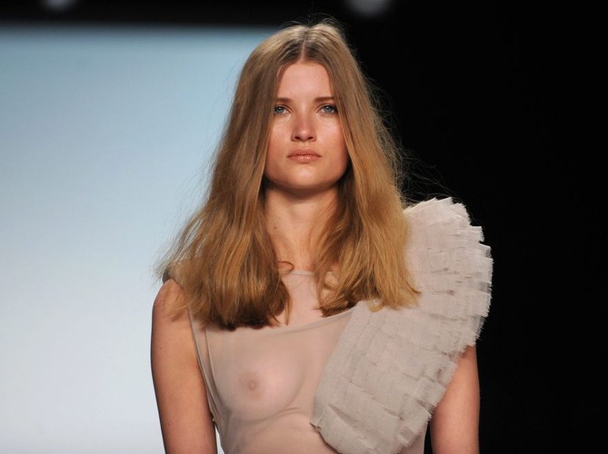 Zmysłowe kreacje na berlińskim tygodniu mody
