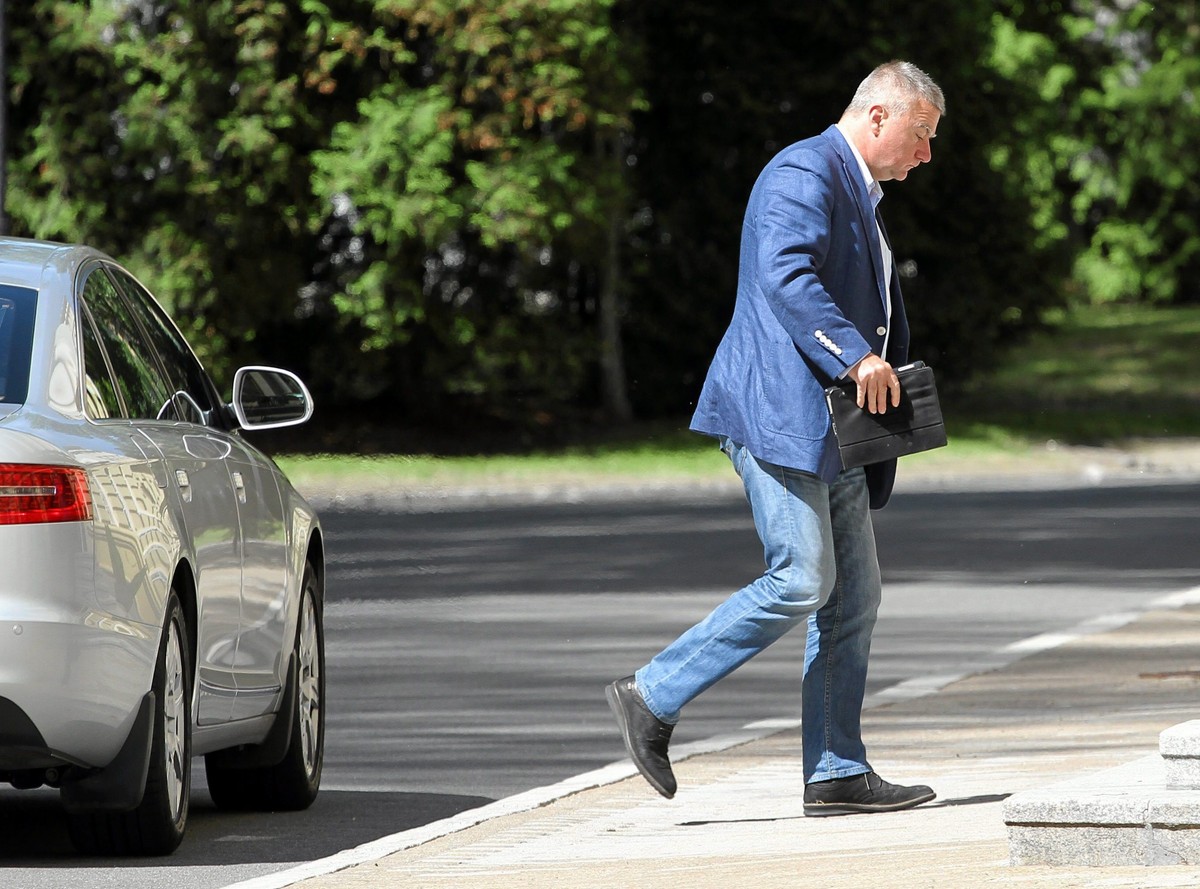 Paweł Graś wchodzi na posiedzenie rządu