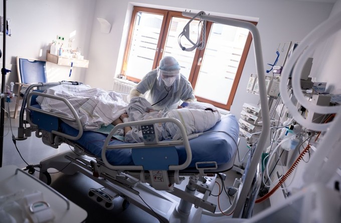 Koronavírus: megteltek a kórtermek, műtéteket halasztanak, lezárásokra készülnek a németek