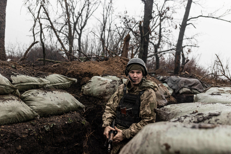 Ukraiński żołnierz w okopie niedaleko miejscowości Wełyka Nowosiłka w obwodzie donieckim, Ukraina, 10 lutego 2024 r.