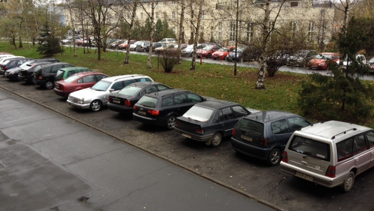Na wrocławskich osiedlach wolne miejsce parkingowe jest na wagę złota. Codziennie pod blokami dochodzi do regularnej walki. Zasada jest prosta – kto pierwszy, ten lepszy. Czasami trzeba zostawić samochód kilka ulic dalej.