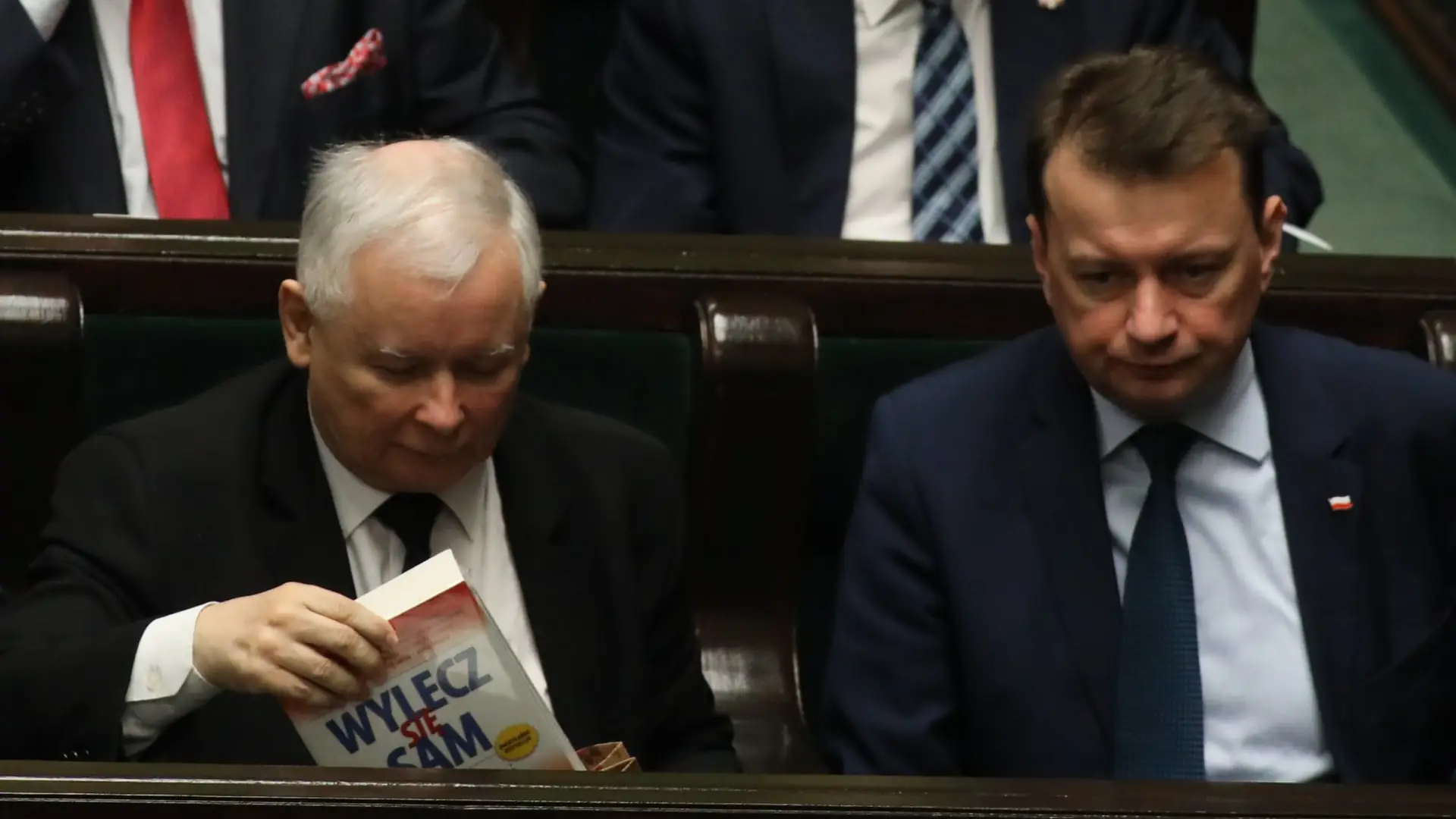 Prezes Kaczyński przyłapany z ciekawą książką. Tytuł mówi sam za siebie