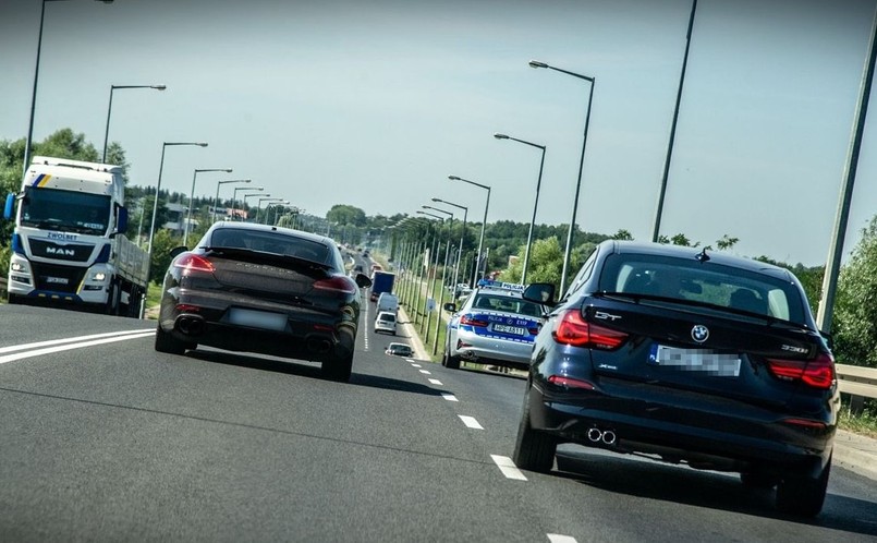 Nieoznakowane BMW serii 3 Gran Turismo znika w tłumie aut na drodze, jak ryba w wodzie