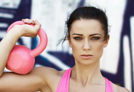 Doskonały wycisk dla całego ciała, czyli zalety treningu z kettlebells