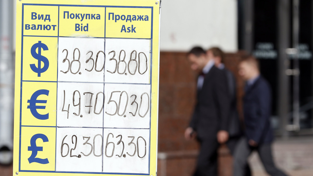 Rekordowy spadek kursu rubla to bezpośredni efekt amerykańskich i europejskich sankcji nałożonych na rosyjską gospodarkę - poinformował we wtorek Biały Dom.