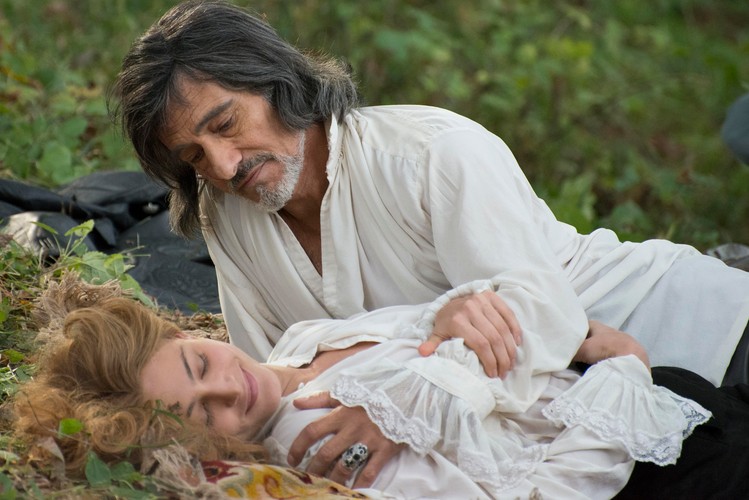 Nora Arnezeder i Gérard Lanvin w filmie 'Markiza Angelika'