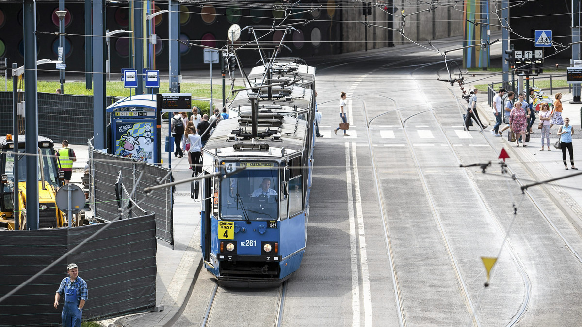 W przyszłym tygodniu rozpoczną się prace budowlane na rondzie Mogilskim, w efekcie których powstanie dodatkowy pas do skrętu w prawo w ulicę Przy Rondzie. Szykują się wielomiesięczne utrudnienia dla kierowców.