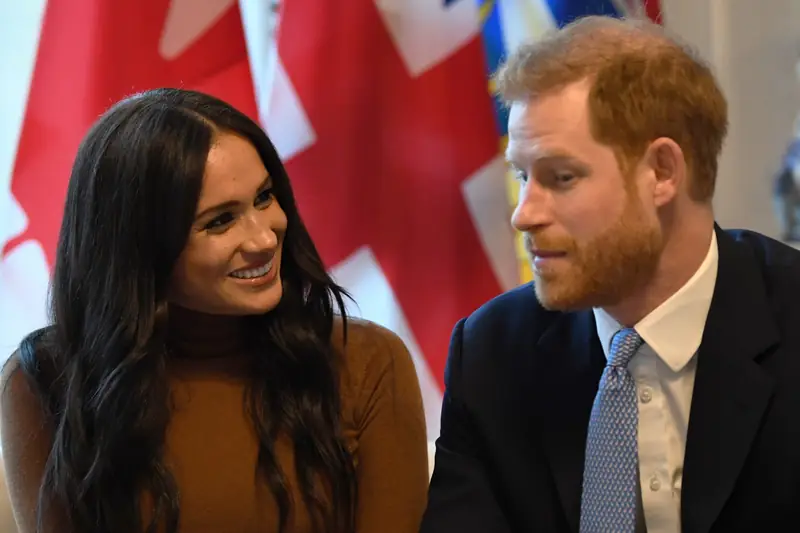 Meghan Markle i książę Harry odchodzą z dworu królewskiego / East News / Daniel Leal-Olivas