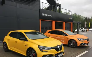 Pod czujnym okiem instruktorów akademii Renault nauczysz się sportowej jazdy 