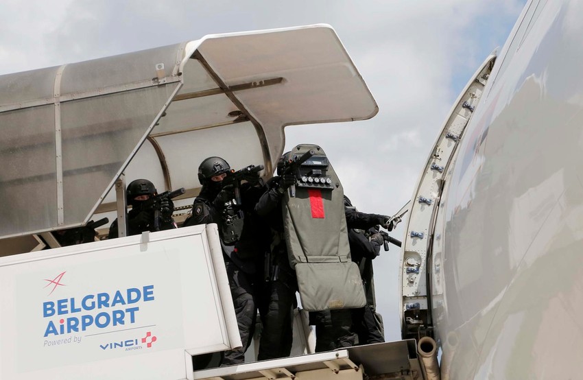 Specijalci na ulazu u avion 