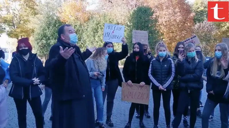 Jeden z księży wszedł w dyskusję z protestującymi kobietami / screenshot Temat &quot;Szczeciniecki&quot;