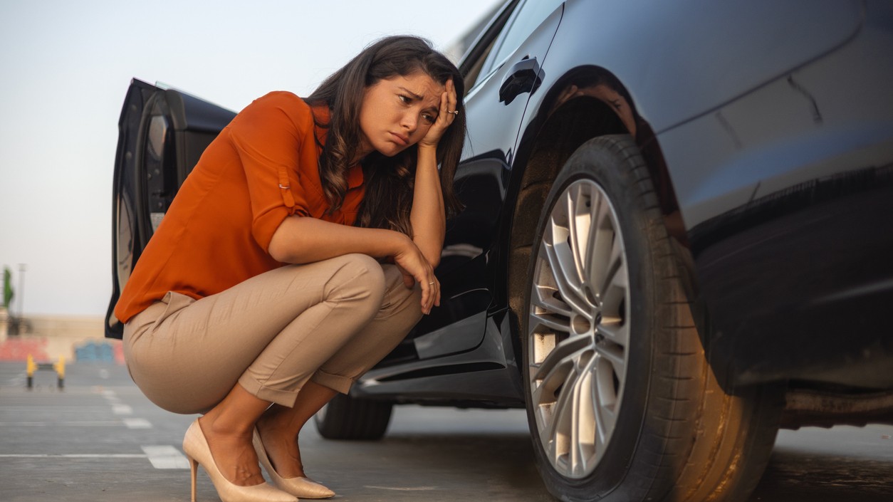 Prepichnutá pneumatika? 4 scenáre, ako sa zachrániť! Expert radí, kedy nevytiahnuť klinec alebo skrutku!