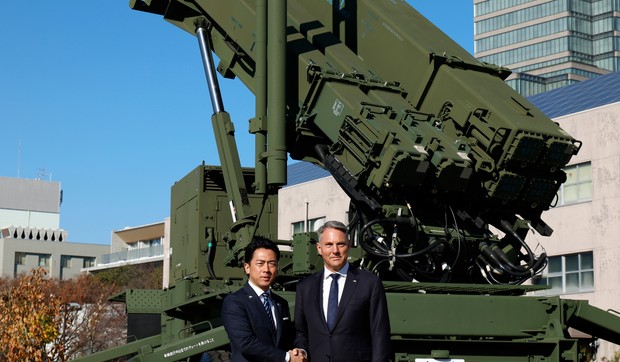 Japanski i australijski ministri odbrane Šinđiro Koizumi i Ričard Marls ispred jedinice patriota kod Ministarstva odbrane u Tokiju, Japan, 7. decembra 2025. 