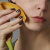 Većina ljudi može bezbedno da proba trend sa korom od banane, ali kod nekih on može izazvati iritaciju