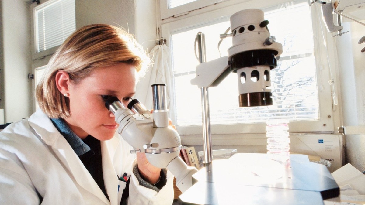 ILUSTRACIJA/ Naučnici otkrili zašto je došlo do "eksplozije" raka debelog creva među mladima