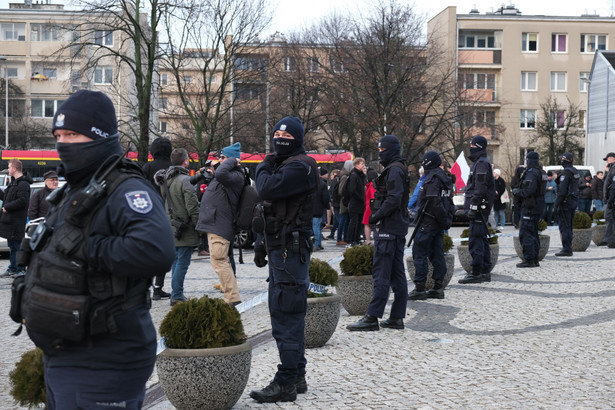 Funkcjonariusze policji przed budynkiem TVP przy ulicy Woronicza w Warszawie=