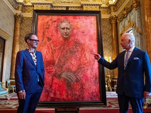 Károly király portréján van egy apró részlet, ami aggodalomra adhat okot