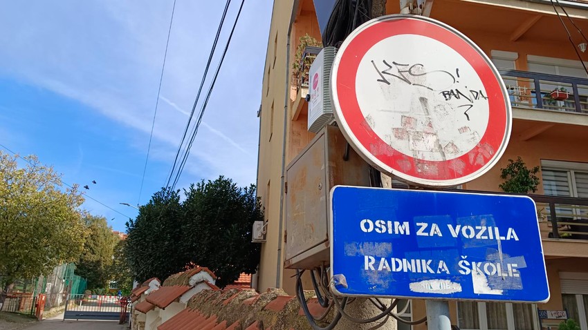Na prilazu školi postavljen je i znak o zabrani saobraćaja