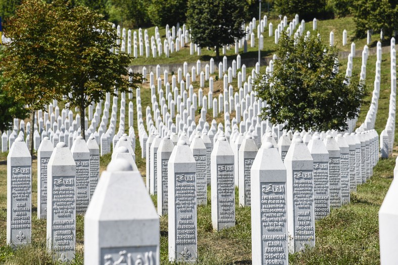 Cmentarz ofiar masakry w Srebrenicy