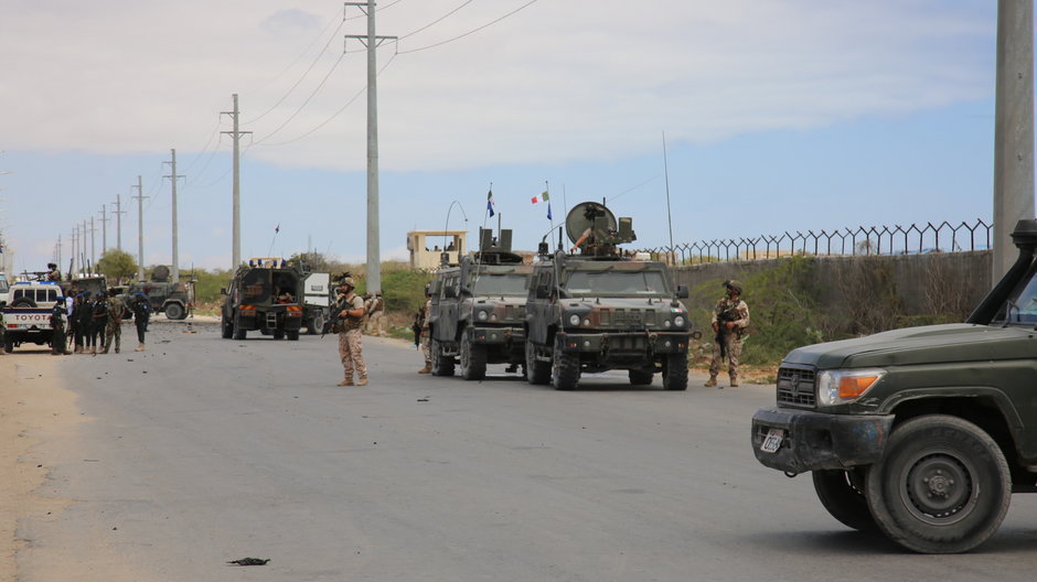 Amerykańscy i somalijscy żołnierze blokują ulicę w Mogadiszu po ataku islamistów na lokalną bazę wojskową (wrzesień 2019)