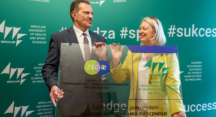 Prof. Tadeusz Stefaniak - rektor wrocławskiej AWF oraz Iwona Słodyńska - dyrektor ZSE-O przy ul. Drukarskiej. 