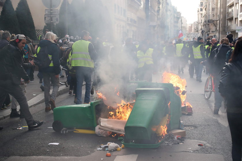 Jeden z demonstrantów w Paryżu stracił rękę