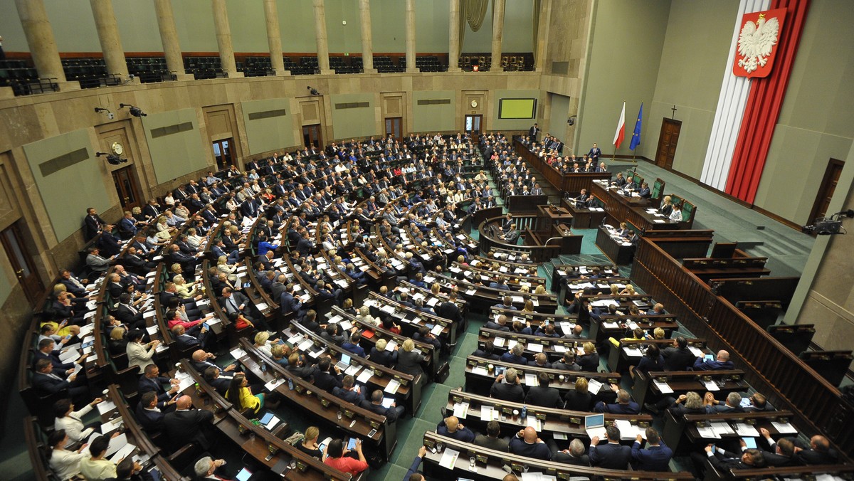 52,6 proc. badanych określiło siebie jako przeciwników rządów Prawa i Sprawiedliwości - z zaznaczenie, że takie przekonanie w sposób "zdecydowany" wyraża prawie 36 proc. ankietowanych, natomiast nieco ponad 17 proc. zadeklarowało się jako "raczej przeciwni" wobec rządu Beaty Szydło - wynika z najnowszego sondażu przeprowadzonego przez ośrodek IBRiS dla Onetu.