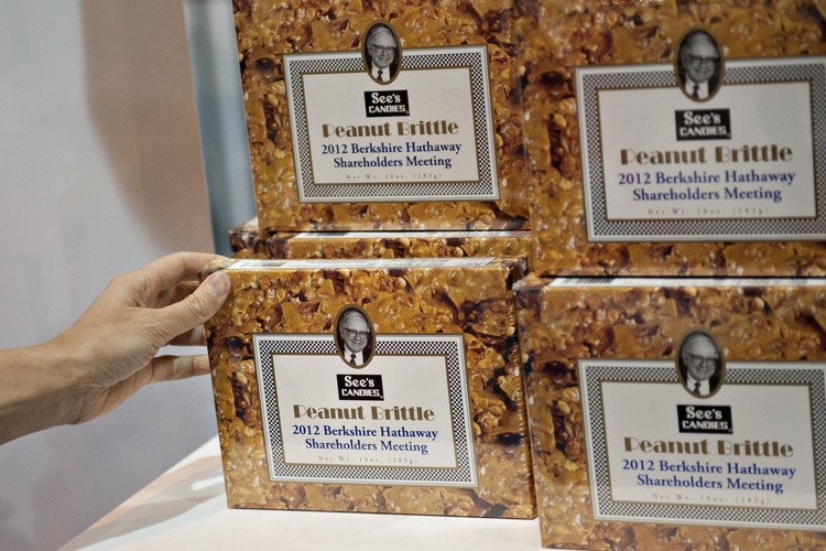 Buffettowe słodycze: firma See's Candies ozdobiła etykiety swoich karmelków z orzechami wizerunkiem Warrena Buffetta. W zeszłym roku podczas zjazdu akcjonariuszy Berkshire See's sprzedał ponad 13 tysięcy funtów swoich słodyczy.