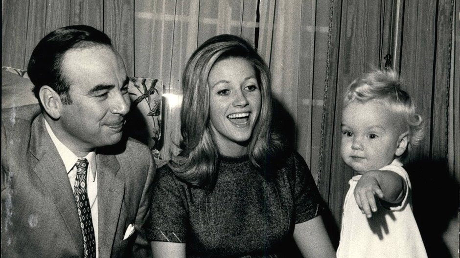 Rupert Murdoch ożenił się z Anną dwa lata przed zbrodnią, w 1967 roku. Druga z czterech jego żon urodziła mu trójkę dzieci – Elisabeth, Lachlana i Jamesa, przed ich rozwodem w 1999 roku. Na zdjęciu małżeństwo w 1969 roku w swoim domu w Londynie z 14-miesięczną Elizabeth.