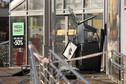 Zniszczony przez eksplozję bankomat przy pawilonie handlowym