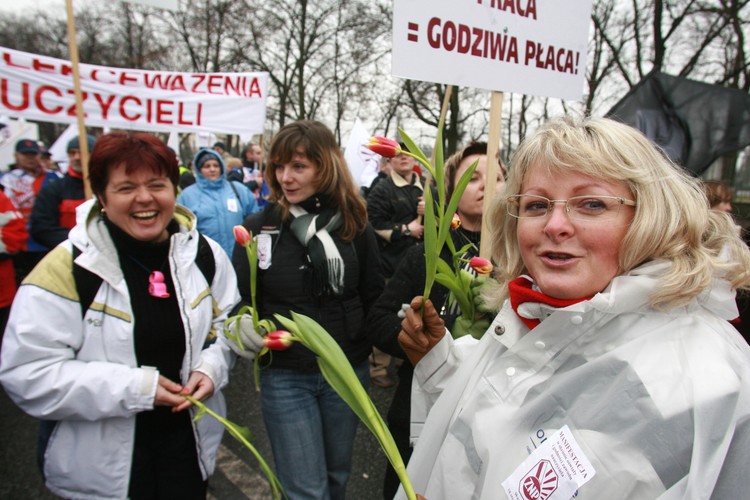 Kilkanaście tysięcy nauczycieli z całej Polski protestuje w Warszawie