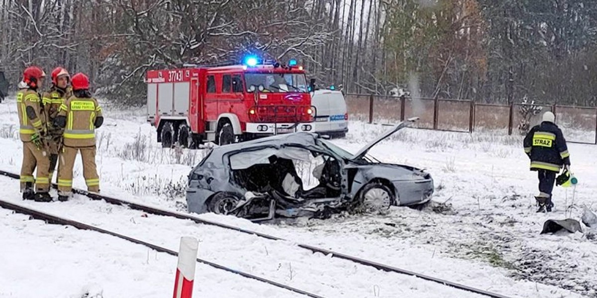 49-latek alfą romeo wjechał pod pociąg. 